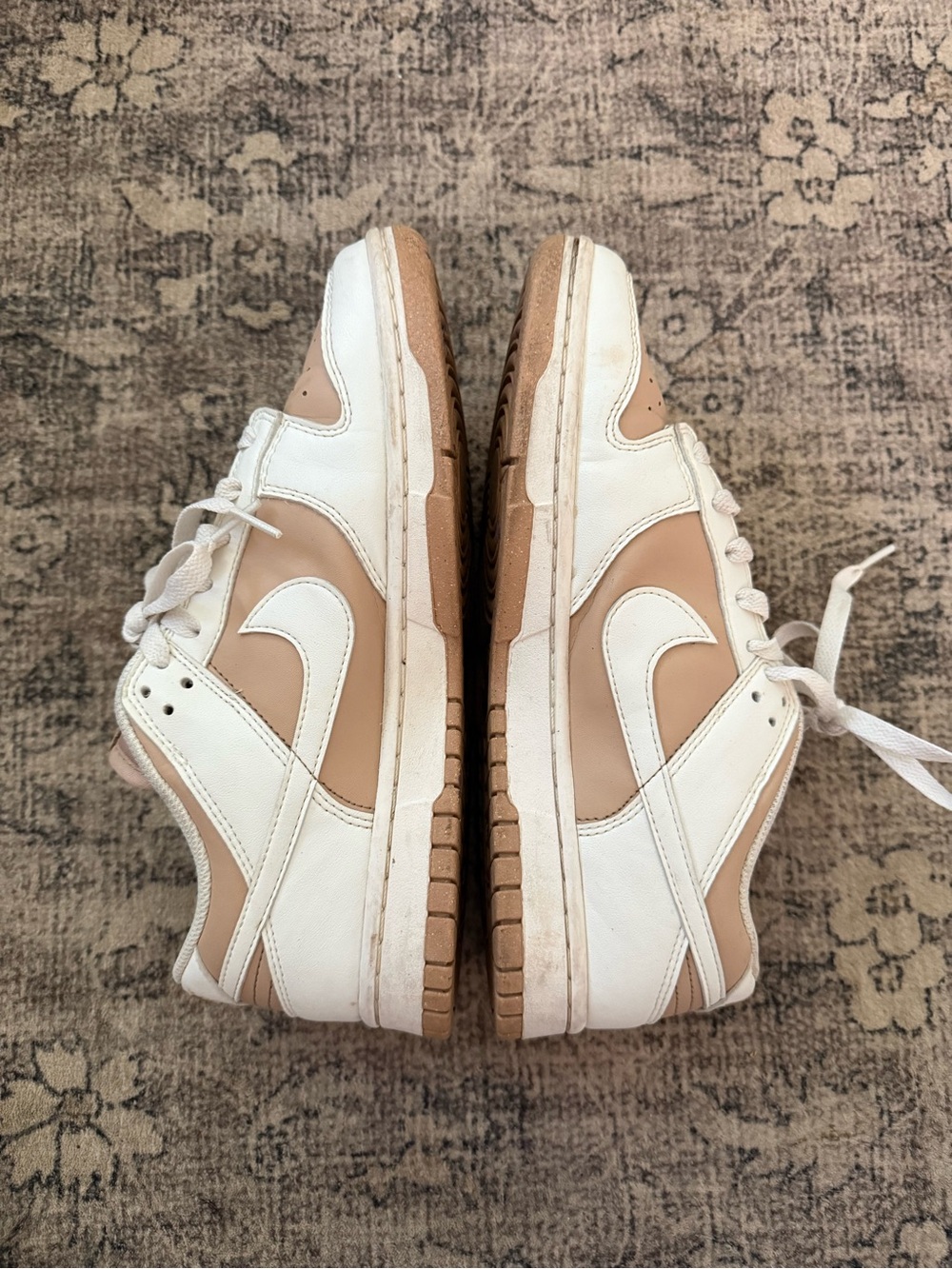 Nike Men's Low-Top Sneakers - White & Tan
